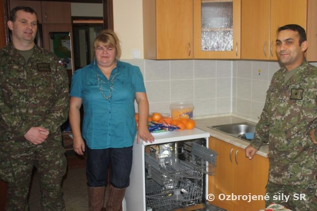 Vojaci z 22. mechanizovaného práporu obdarovali detský domov