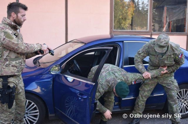 Výcvik 13.mechanizovaného práporu s Policajným zborom