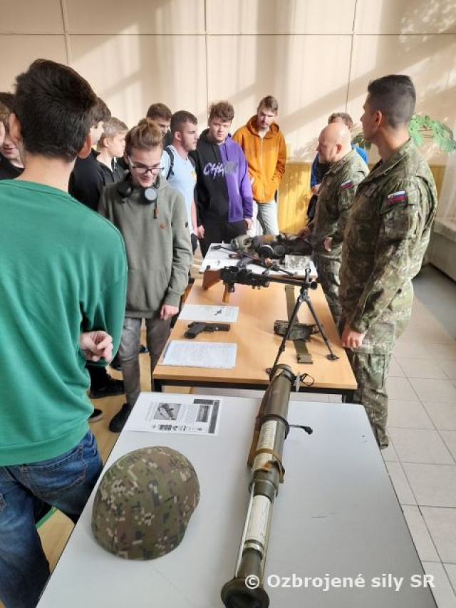 1.mechanizovaná brigáda  a 14. prápor logistiky na Stredných odborných školách