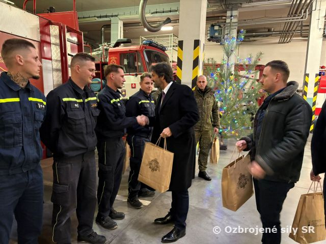 Štedrovečerná návšteva ministra obrany SR na leteckej základni v Kuchyni
