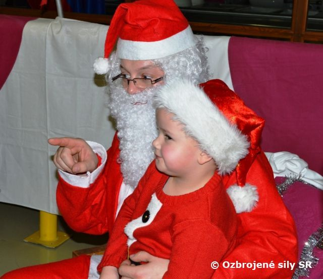 Mikuláš s čertom a anjelom navštívili aj 12. mechanizovaný prápor v Nitre