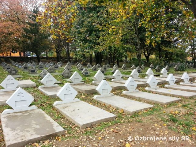 Vojaci z Nitry pripravili vojenský cintorín pred Pamiatkou zosnulých