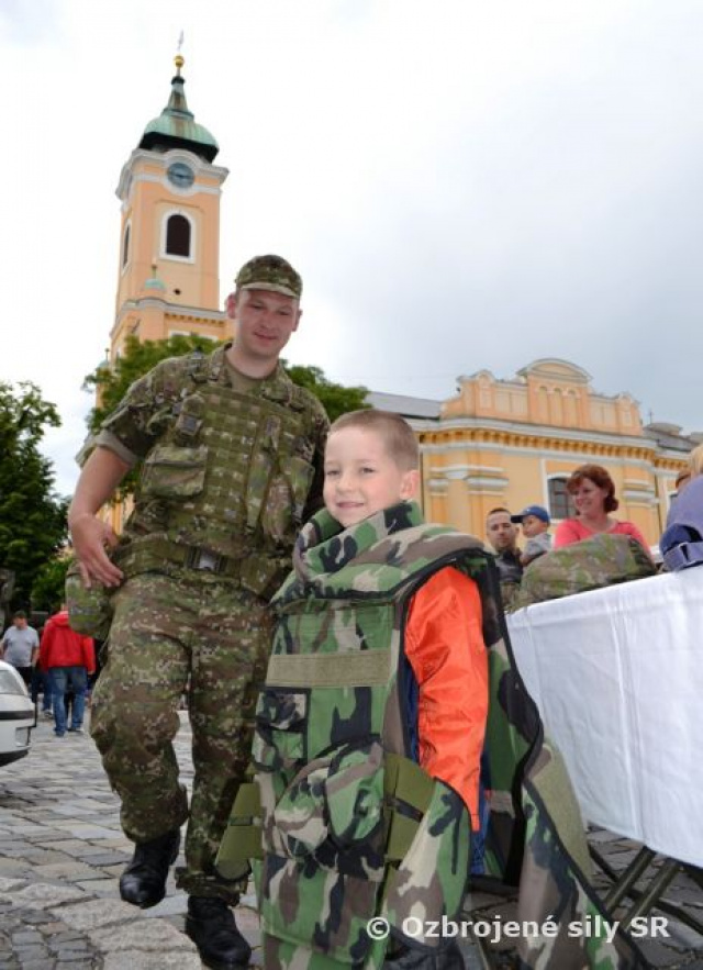 K radosti a smiechu počas topoľčianskeho dňa detí prispeli aj príslušníci 1.mb  