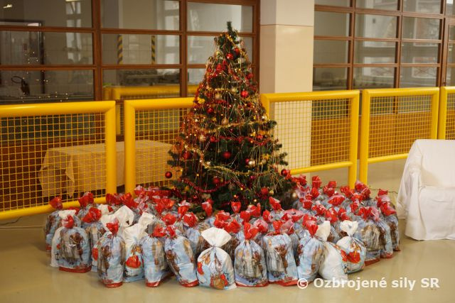 Mikuláš prekvapil detičky vojakov v Nitre