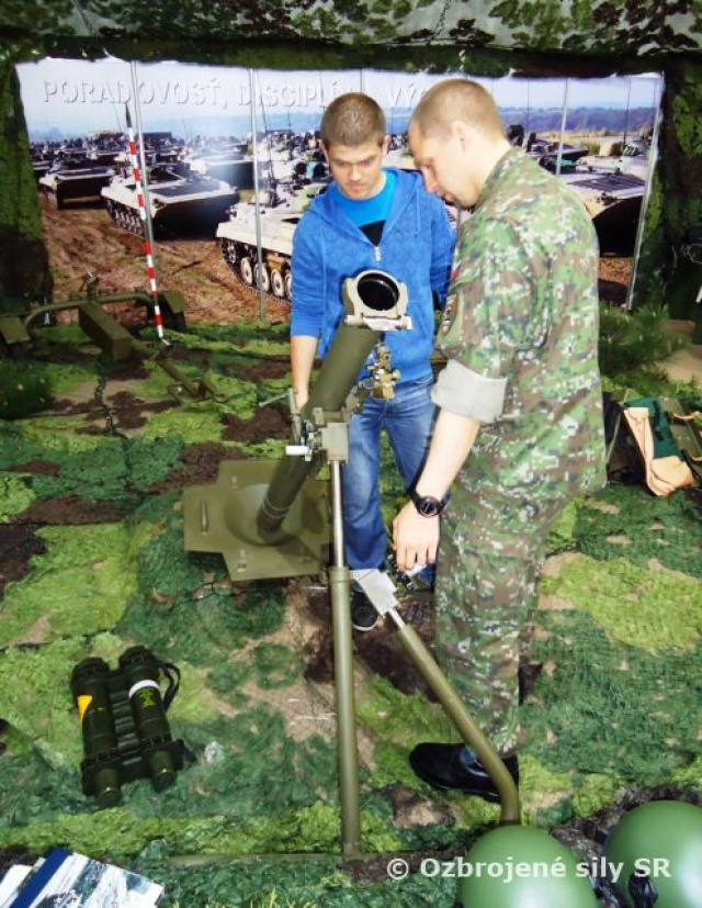 Naši príslušníci sa prezentovali na medzinárodnej výstave IDEB 2012