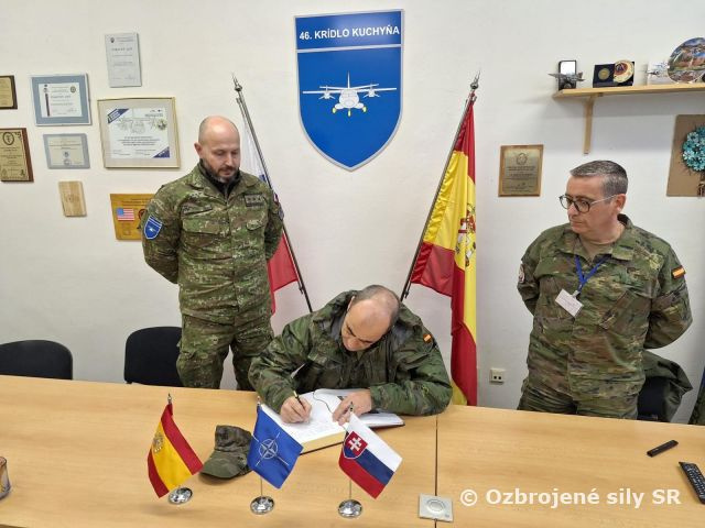 Návšteva viceadmirála na letisku v Kuchyni