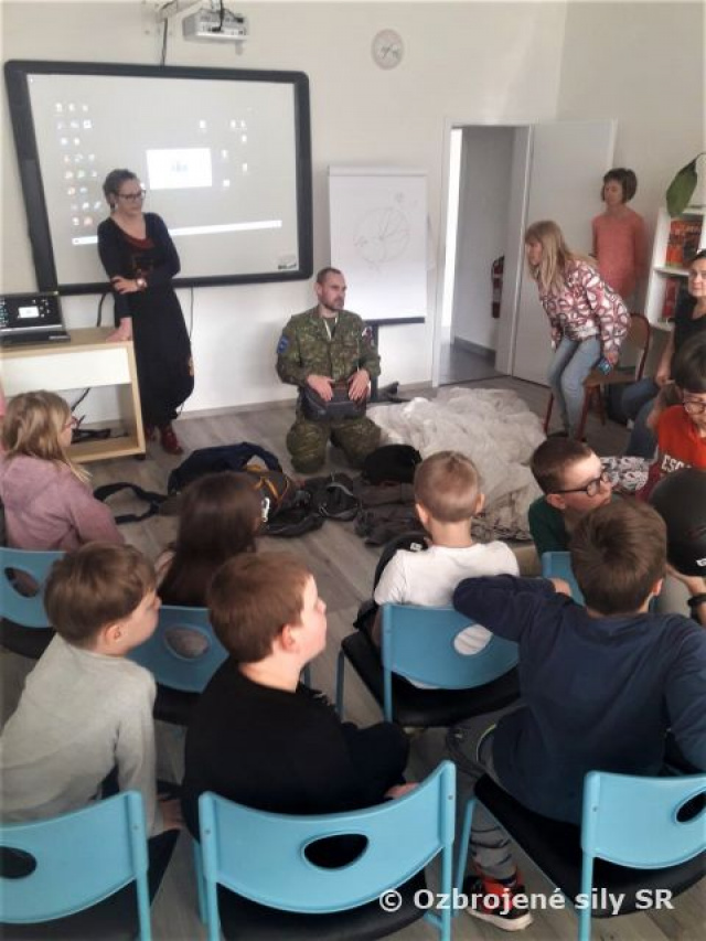 Príslušníci 46. krídla Kuchyňa navštívili deti z Centra voľného času