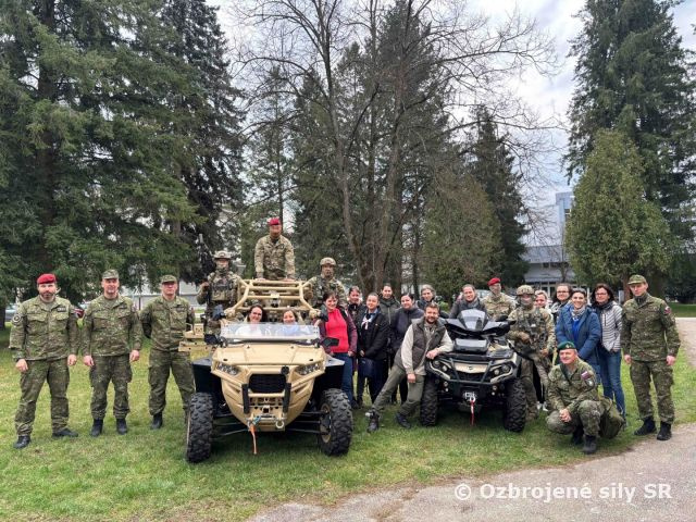 Jazykový inštitút navštívil 5. pluk špeciálneho určenia
