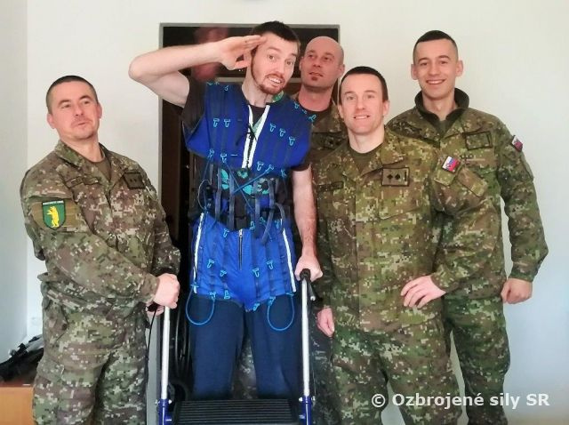 Príslušníci raketometného oddielu navštívili svojho bývalého kolegu desiatnika Durasa