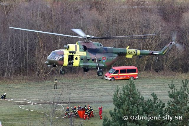 Spolupráca 51. krídla Prešov a Hasičského a záchranného zboru  počas nácviku hasenia lesných požiarov v Rokycanoch