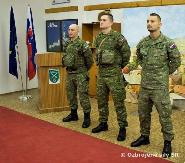 Veliteľ 1. mechanizovanej brigády ocenil príslušníkov 12.mpr