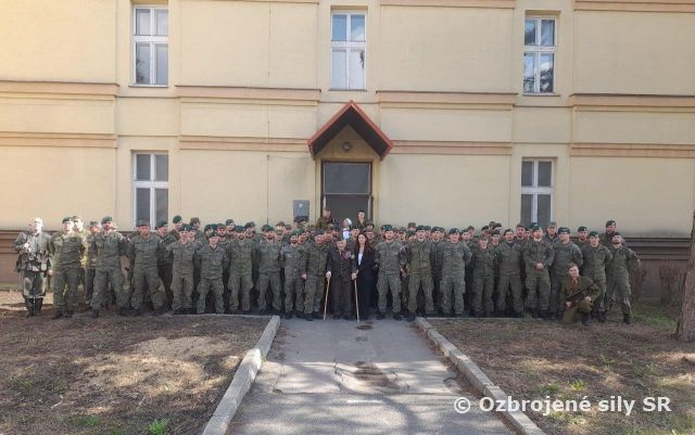 Účastník SNP medzi príslušníkmi 11.mechanizovaného práporu