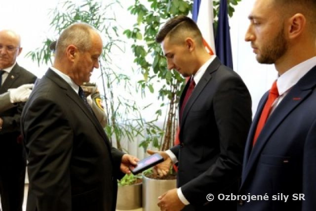 Minister Gajdoš ocenil občanov, ktorí pomohli pilotovi havarovaného stíhacieho lietadla MiG-29