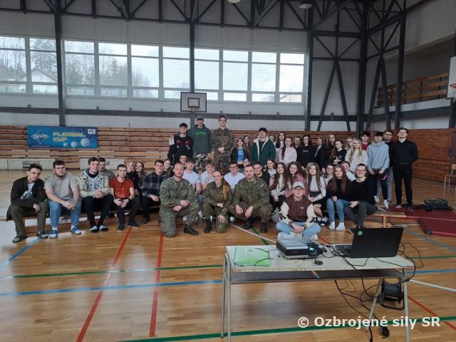 Prezentácia 11. mechanizovaného práporu na strednej škole