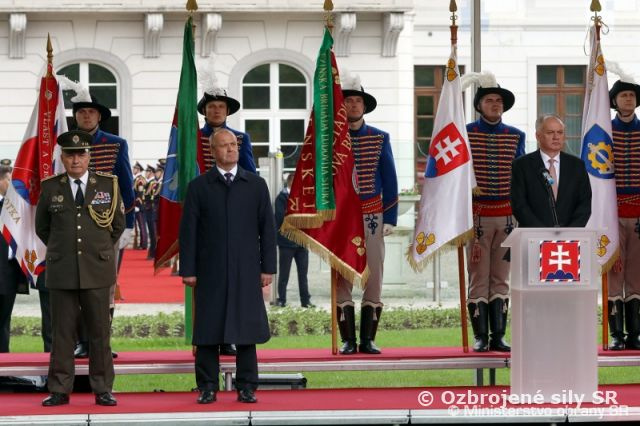 P. Gajdoš: Bojové zástavy sú ocenením úspechov a príkladného plnenia úloh vojenských útvarov