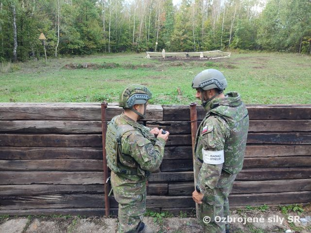 Hádzanie ručných granátov RG-4 príslušníkmi roty bojovej podpory