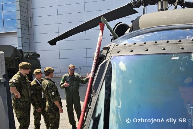 Vrtuľník UH-60M na medzinárodnom obrannom veľtrhu IDET 2023