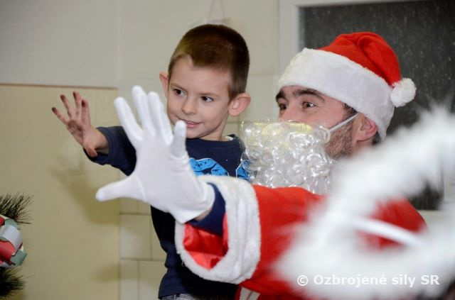 Mikuláš rozdával balíčky na levickom prápore