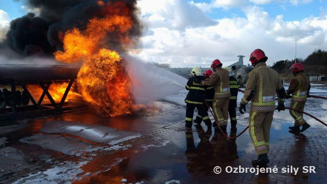 Príslušníci vojenských hasičských jednotiek na výcviku v Manstone, Veľká Británia