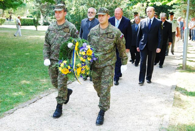 Kladenie vencov pri príležitosti osláv SNP v meste Rožňava