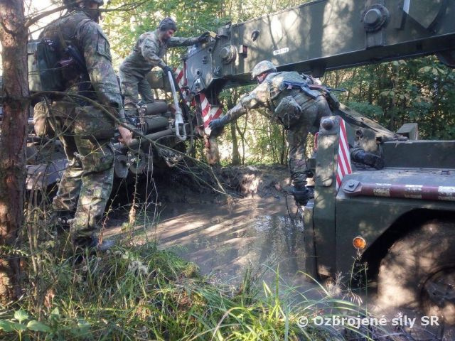 Opravári v poľných podmienkach