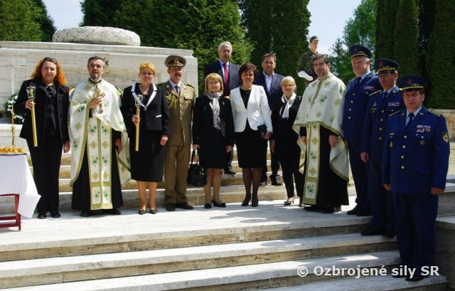Pietny akt kladenia vencov pri Pamätníku Rumunskej armády na vojenskom cintoríne vo Zvolene