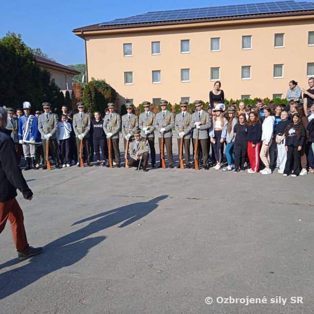 Čestná stráž na SOŠ ochrany osôb a majetku