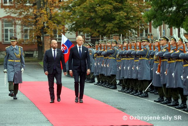 Úplné vojenské pocty pre ministra obrany Maďarska