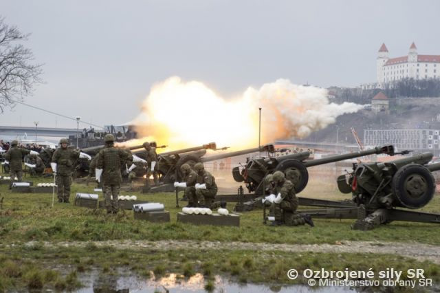 Vojaci privítali rok 2018 vypálením sálv, prvýkrát v histórii im velila žena - profesionálna vojačka z Michaloviec