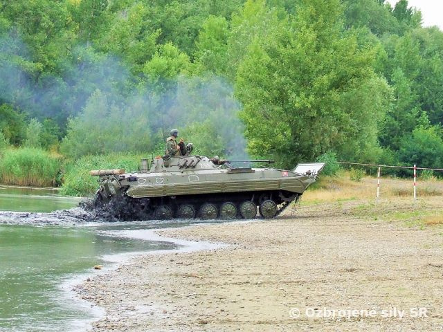 Plavby pásových vozidiel 1. mechanizovanej brigády na cvičisku Váh