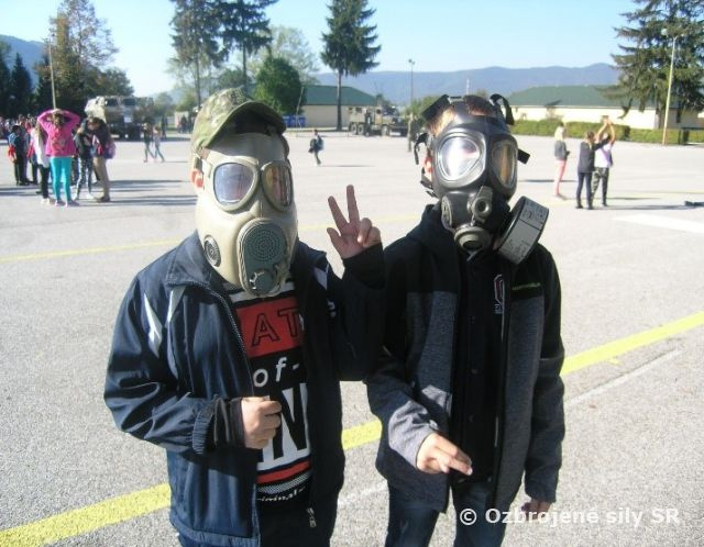 DEŇ OTVORENÝCH DVERÍ PRI PRÍLEŽITOSTI DŇA OZBROJENÝCH SÍL SLOVENSKEJ REPUBLIKY V POSÁDKE ROŽŇAVA