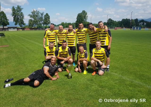 Príslušníci Práporu podpory velenia PS na minifutbalovom turnaji