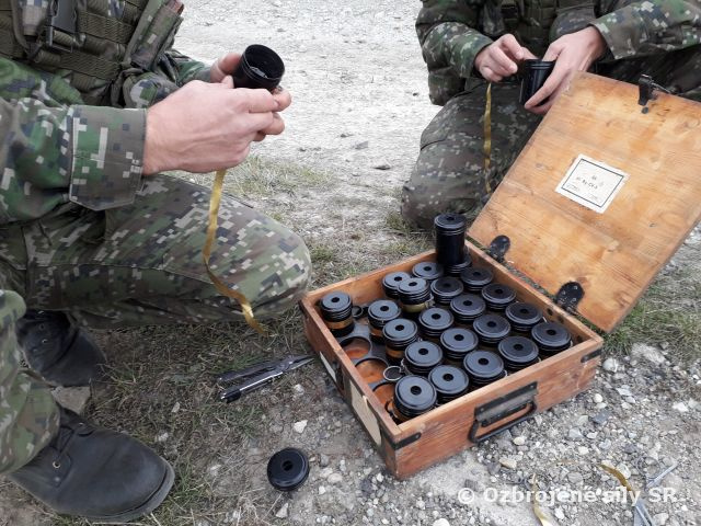 Hádzanie ručných granátov príslušníkmi práporu 