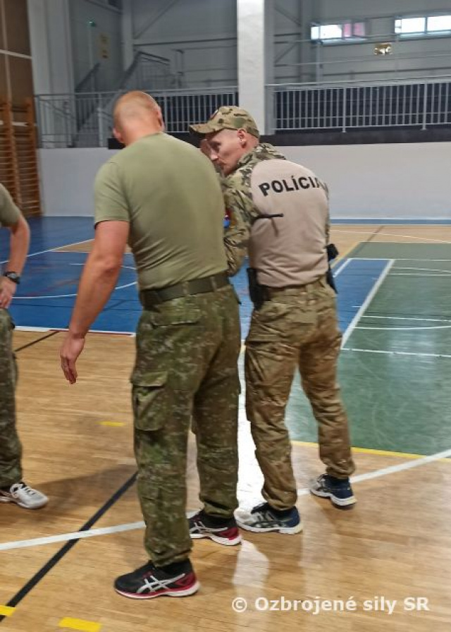 Výcvik vojakov s policajným zborom