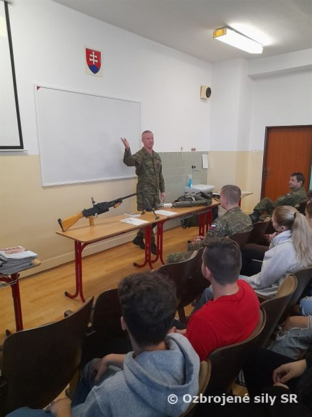 Návšteva Obchodnej akadémie 1.mechanizovanou brigádou a 14. práporom logistiky