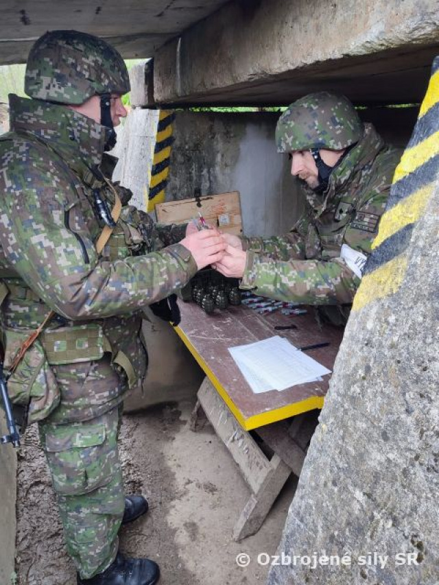 Úspešný výcvik v hádzaní ručných granátov