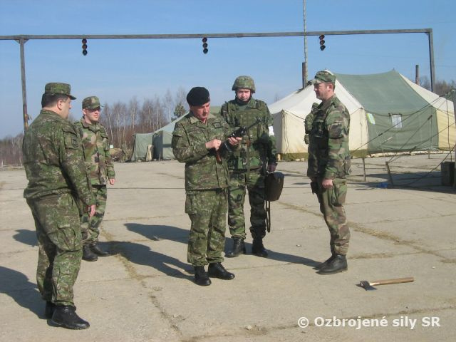 Veliteľ pozemných síl na kontrole výcviku jednotky do vojenskej operácie ISAF