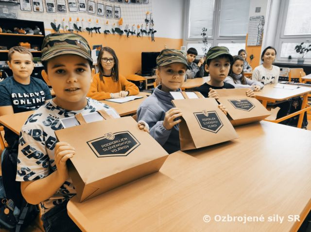 Príslušníci Veliteľstva posádky Bratislava obdarovali žiakov výtvarnej súťaže