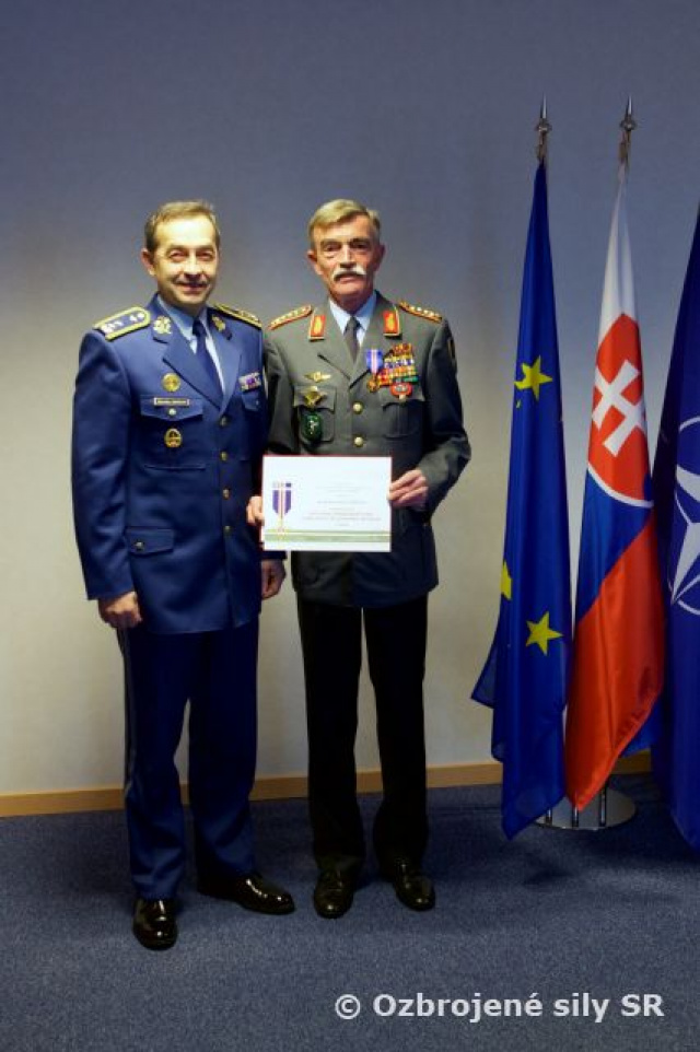 Udelenie pamätného kríža NGŠ OSSR generálovi DOMRÖSEMU