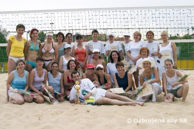 Vojačky a policajtky si zmerali sily v plážovom volejbale