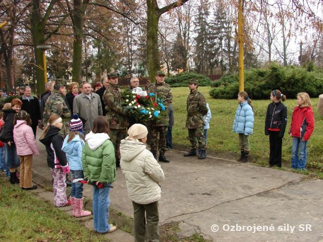 Cintorín Červenej armády v Michalovciach zakvitol
