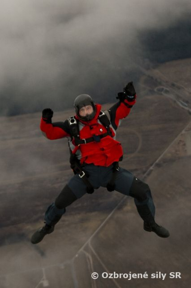 Špecialisti padákovej služby cvičili v Kuchyni