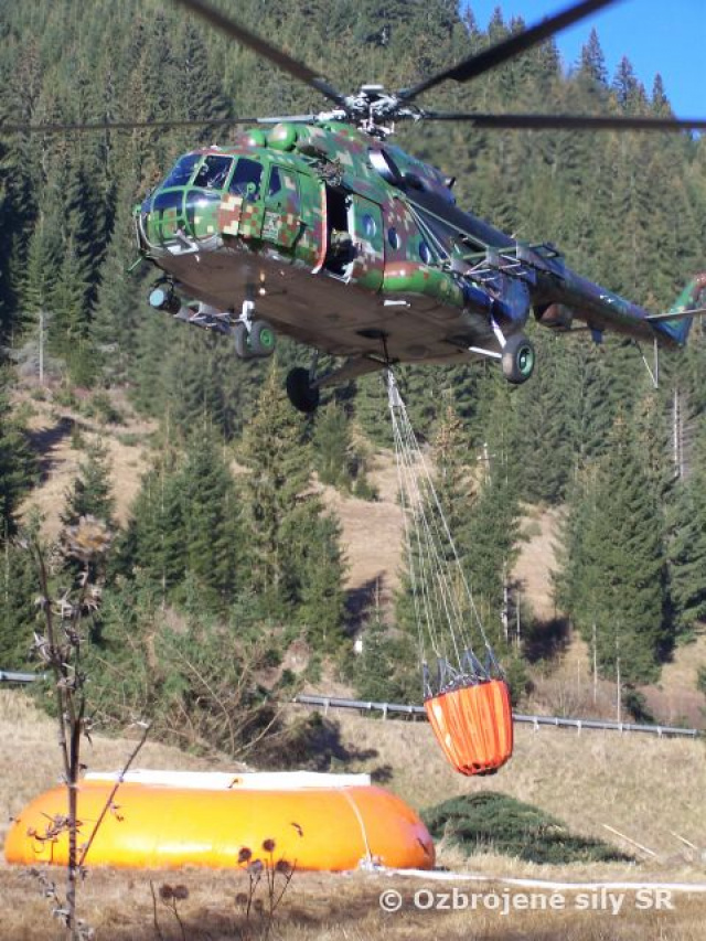 Lesný požiar v Nízkych Tatrách je uhasený s pomocou vojenských vrtuľníkov