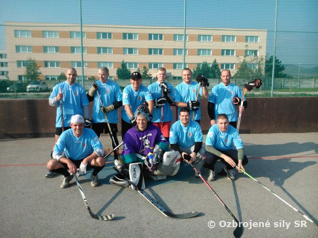 Príslušníci Čestnej stráže OS SR predviedli strhujúci hokejbalový zápas