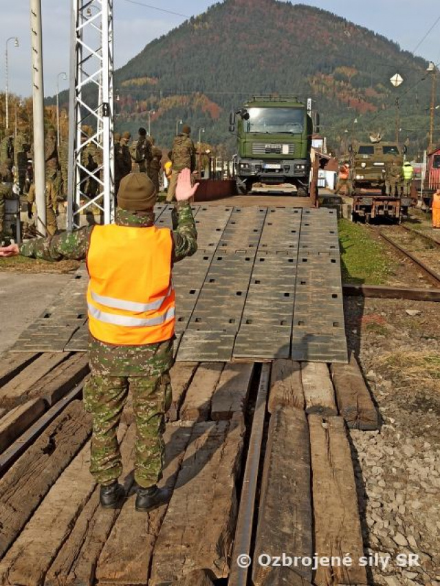 Výcvik profesionálnych vojakov v preprave po železnici