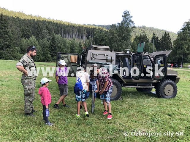 Profesionálni vojaci s deťmi v rekreačnom stredisku Železnô