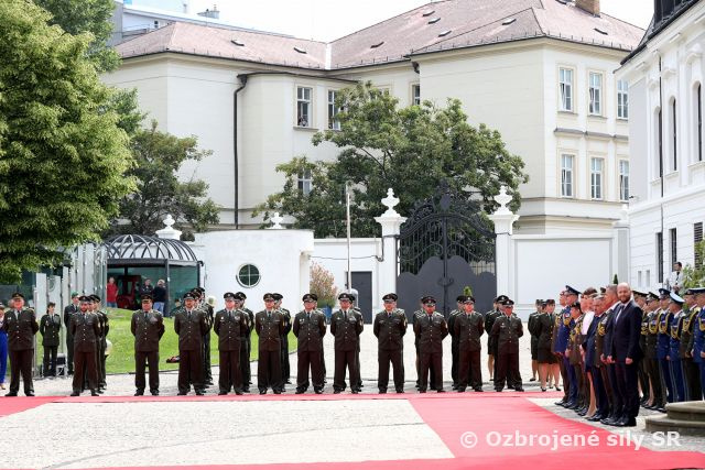 Zapožičanie bojovej zástavy Základni výcviku a mobilizačného doplňovania Martin