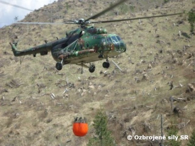 Požiar lesného porastu v Blatnici pomáha hasiť aj vojenský vrtuľník