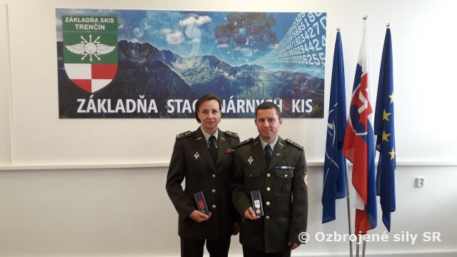 Jánskeho plakety v rukách KIS-ákov