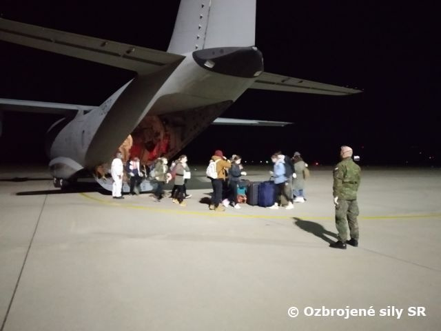 Preprava slovenských občanov zo zahraničia s pomocou profesionálnych vojakov OS SR